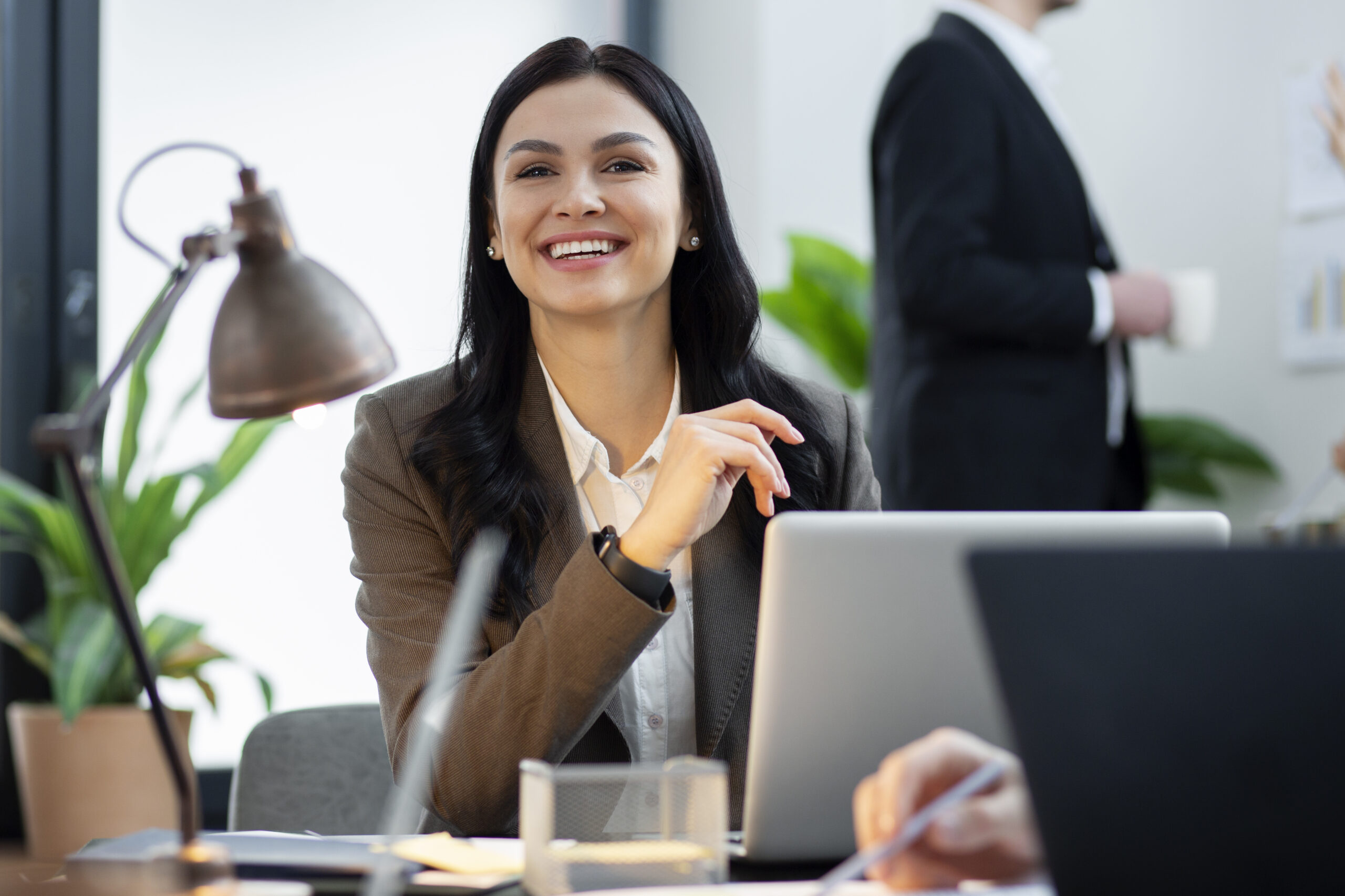 Contadora sorrindo em frente ao computador